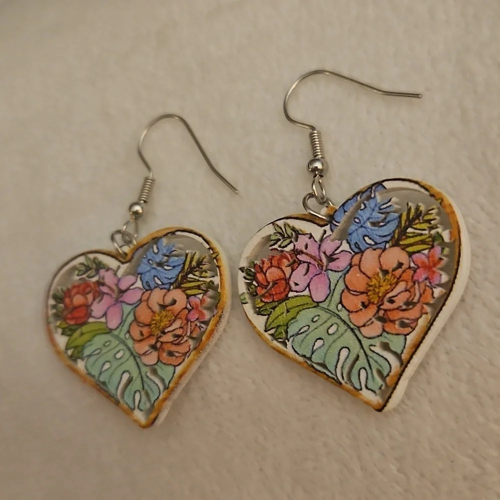 Vintage 1980s Floral Tropical Wood Heart Drop Earrings
